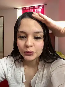 Snapshot of Bella-hadiid chatting on 10-06-25, 04:37 Bella-hadiid online show from 10-06-25, 04:37