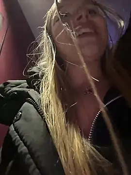 Snapshot of mur_girl chatting on 02-15-25, 02:44 mur girl online show from 02-15-25, 02:44