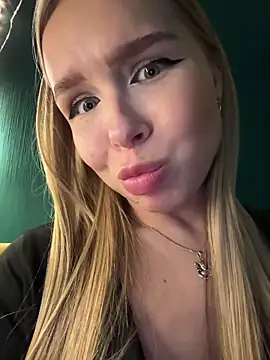 Snapshot of mur_girl chatting on 02-19-25, 11:28 mur girl online show from 02-19-25, 11:28