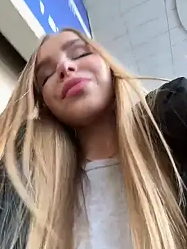 Snapshot of mur_girl chatting on 02-22-25, 11:35 mur girl online show from 02-22-25, 11:35