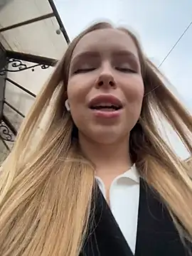 Snapshot of mur_girl chatting on 11-05-25, 11:43 mur girl online show from 11-05-25, 11:43