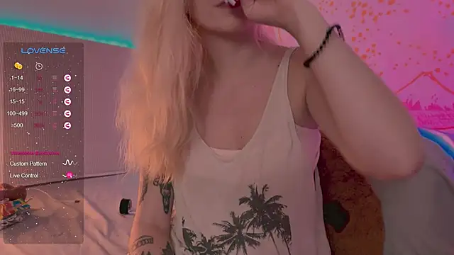 Snapshot of h2h0e chatting on 01-23-25, 07:18 h2h0e online show from 01-23-25, 07:18