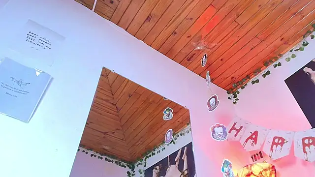 Snapshot of Naia_x chatting on 10-24-25, 07:54 Naia x online show from 10-24-25, 07:54