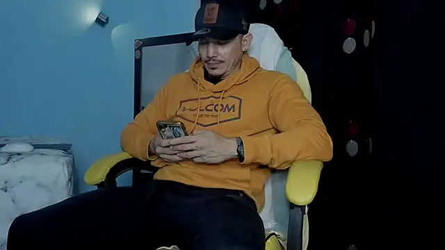 Alex motta online show from 10-28-25, 04:05