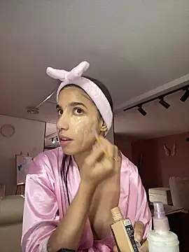 Snapshot of Praga_Pink chatting on 12-11-24, 01:37 Praga Pink online show from 12-11-24, 01:37