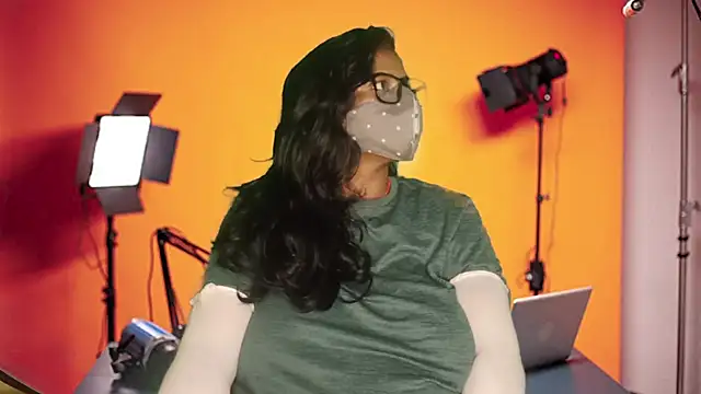 Snapshot of mamoni91 chatting on 11-30-25, 02:15 mamoni91 online show from 11-30-25, 02:15