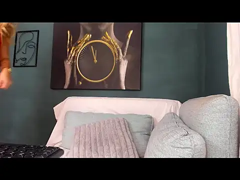 Snapshot of kriztaljessika chatting on 11-18-25, 04:17 kriztaljessika online show from 11-18-25, 04:17