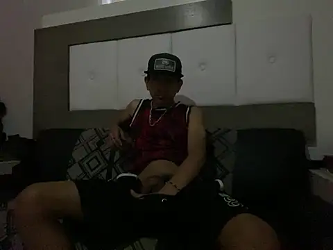 Snapshot of oiram27 chatting on 05-19-26, 03:40 oiram27 online show from 05-19-26, 03:40