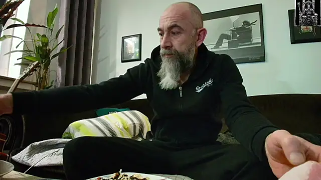 Snapshot of Kingsscepter chatting on 02-24-25, 08:47 Kingsscepter online show from 02-24-25, 08:47