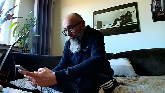 Snapshot of Kingsscepter chatting on 03-19-25, 01:51 Kingsscepter online show from 03-19-25, 01:51