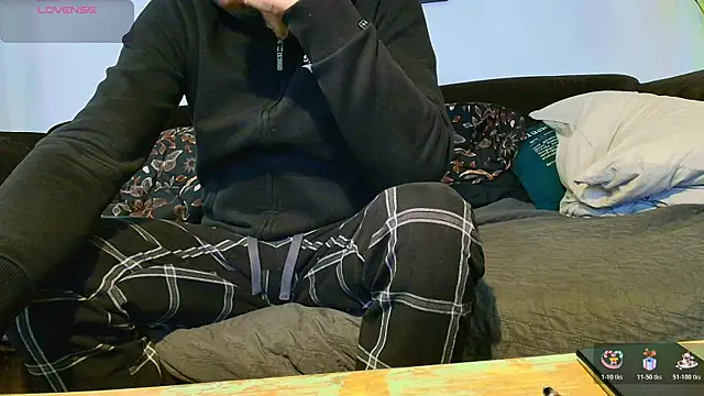 Snapshot of Kingsscepter chatting on 12-14-25, 04:23 Kingsscepter online show from 12-14-25, 04:23