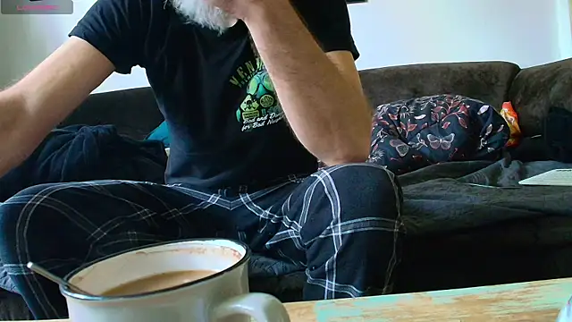 Snapshot of Kingsscepter chatting on 12-20-25, 11:06 Kingsscepter online show from 12-20-25, 11:06