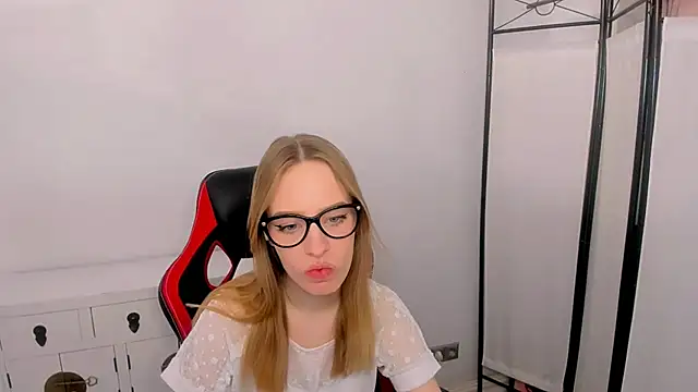 Snapshot of LilaGold chatting on 02-11-25, 06:55 LilaGold online show from 02-11-25, 06:55