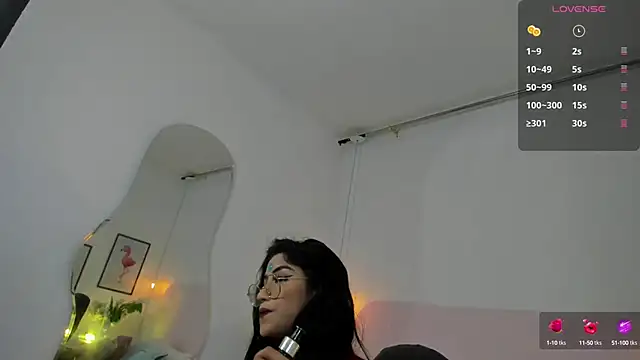 naomiii   online show from 10-16-25, 12:06