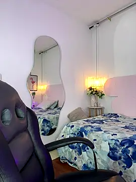 naomiii   online show from 10-18-25, 11:44