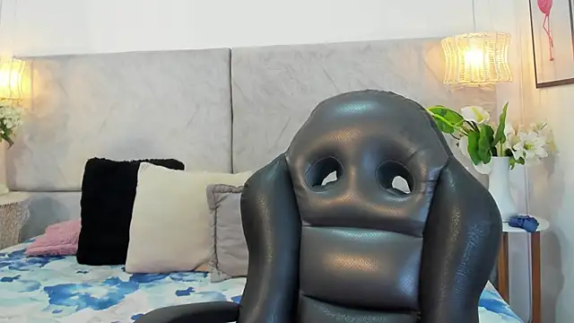 naomiii   online show from 11-24-25, 06:51