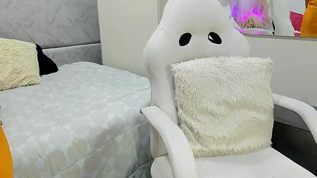 naomiii   online show from 05-19-26, 11:38