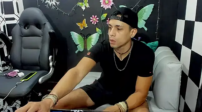 Snapshot of MikeRose94 chatting on 02-09-25, 07:41 MikeRose94 online show from 02-09-25, 07:41