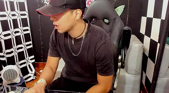 Snapshot of MikeRose94 chatting on 02-15-25, 03:50 MikeRose94 online show from 02-15-25, 03:50