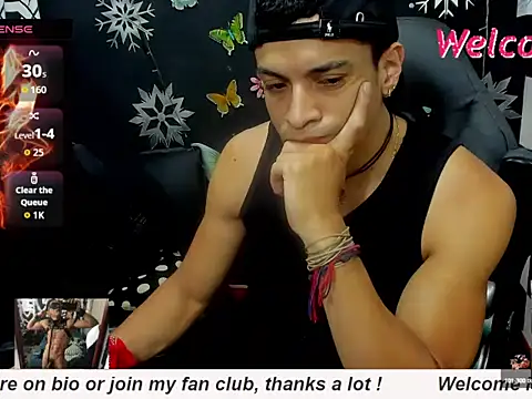 Snapshot of MikeRose94 chatting on 10-13-25, 07:03 MikeRose94 online show from 10-13-25, 07:03