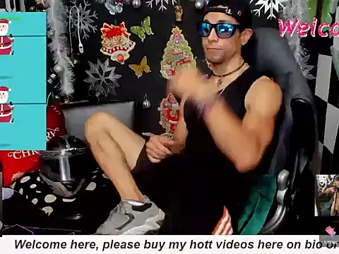 Snapshot of MikeRose94 chatting on 12-20-25, 06:59 MikeRose94 online show from 12-20-25, 06:59