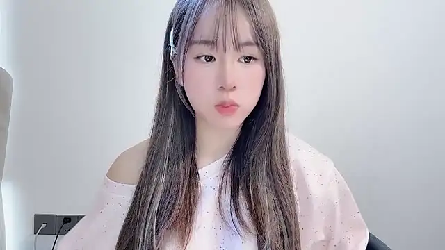 Snapshot of chloe-01 chatting on 11-30-25, 04:05 chloe-01 online show from 11-30-25, 04:05