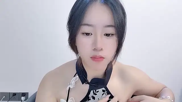 Snapshot of chloe-01 chatting on 12-19-25, 04:19 chloe-01 online show from 12-19-25, 04:19