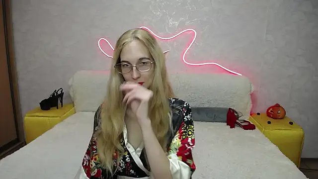 Snapshot of KlaryBrait chatting on 10-30-25, 06:04 KlaryBrait online show from 10-30-25, 06:04