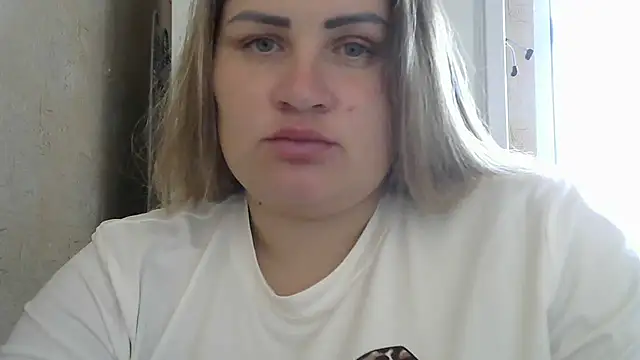 Snapshot of Honeydew-Waves chatting on 09-15-25, 06:02 Honeydew-Waves online show from 09-15-25, 06:02