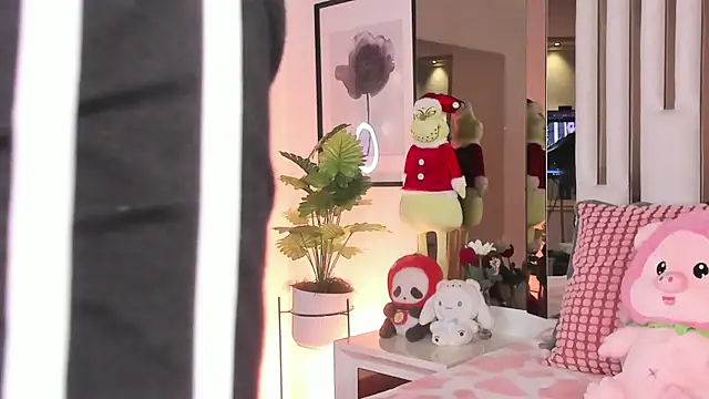 Snapshot of Kitty_Eliffe chatting on 12-02-25, 09:32 Kitty Eliffe online show from 12-02-25, 09:32