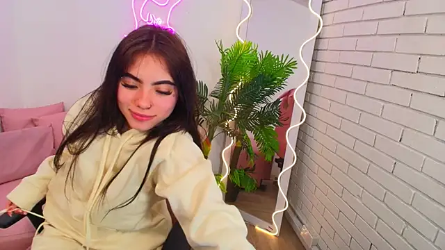 Roxanne tay online show from 12-12-24, 07:37