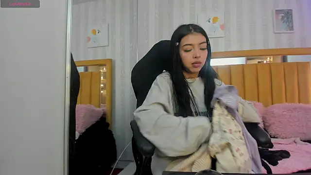 Snapshot of pettit_courtny chatting on 10-01-25, 08:15 pettit courtny online show from 10-01-25, 08:15