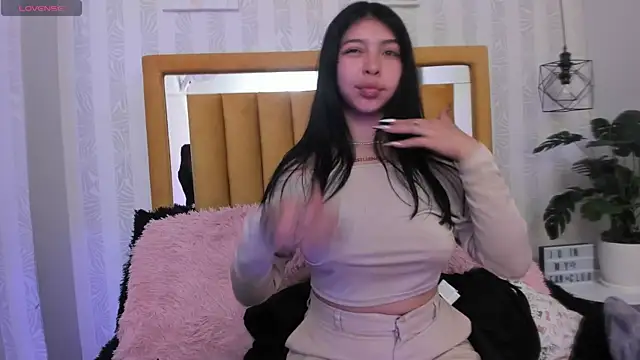 Snapshot of pettit_courtny chatting on 10-11-25, 09:02 pettit courtny online show from 10-11-25, 09:02