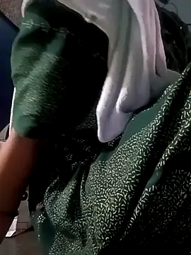 Snapshot of gunjan22 chatting on 09-24-25, 07:01 gunjan22 online show from 09-24-25, 07:01