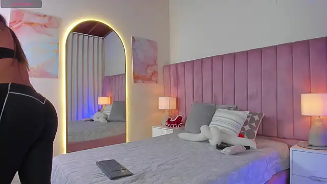 Snapshot of Aleja_arango1 chatting on 11-24-25, 10:53 Aleja arango1 online show from 11-24-25, 10:53