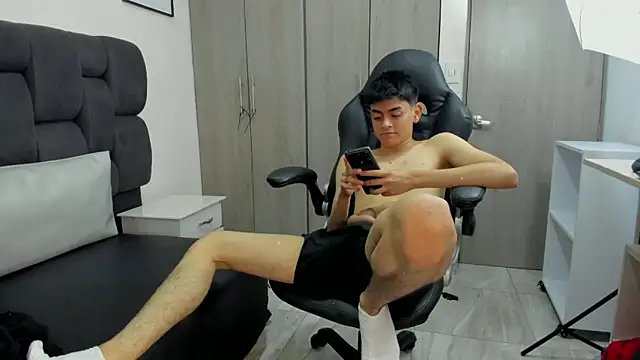 Snapshot of Yef_Thin chatting on 01-08-25, 05:05 Yef Thin online show from 01-08-25, 05:05