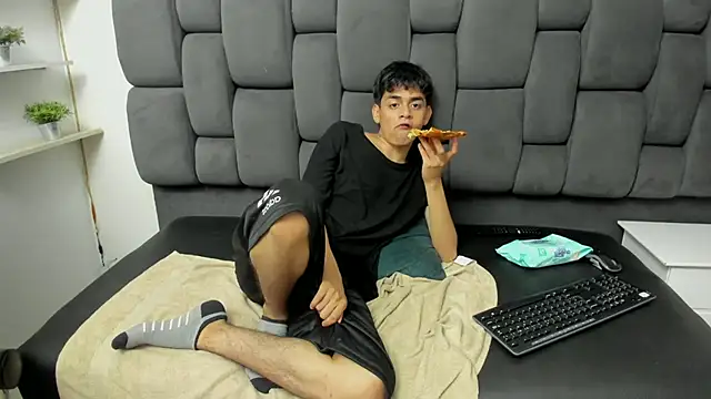 Snapshot of Yef_Thin chatting on 02-22-25, 09:56 Yef Thin online show from 02-22-25, 09:56