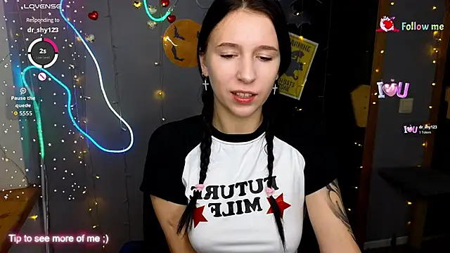 Snapshot of KarolinaBlacks chatting on 10-19-25, 05:52 KarolinaBlacks online show from 10-19-25, 05:52