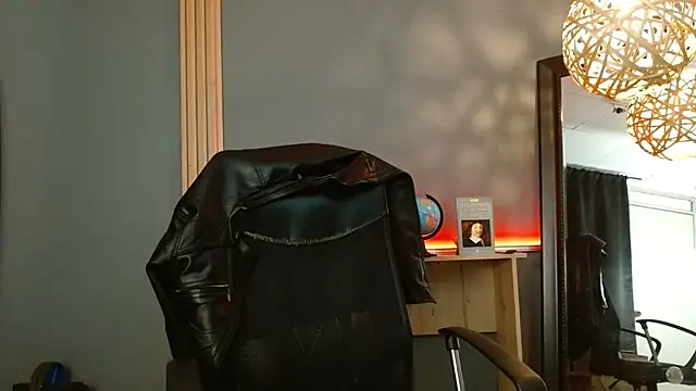 Snapshot of Reiko_85_ chatting on 06-28-26, 02:23 Reiko 85 online show from 06-28-26, 02:23