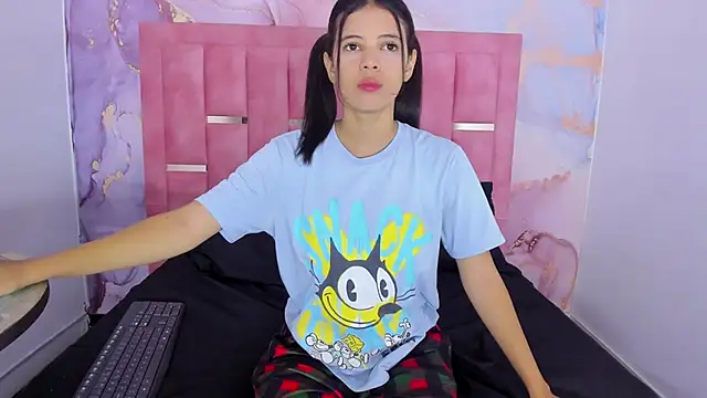 Snapshot of LizzMartin chatting on 01-11-25, 07:05 LizzMartin online show from 01-11-25, 07:05