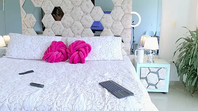 kimberly  online show from 10-04-25, 03:21