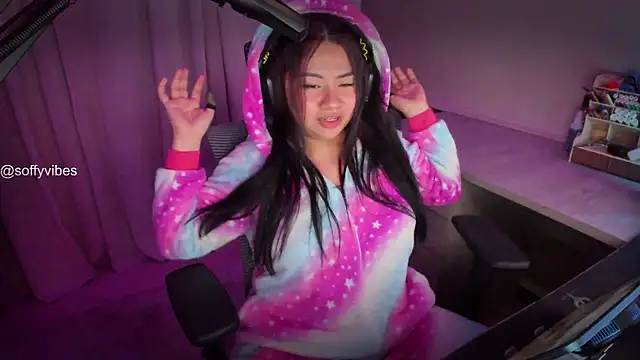 Snapshot of soffyvibes- chatting on 02-13-25, 03:18 soffyvibes- online show from 02-13-25, 03:18