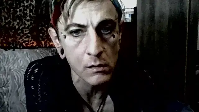 Snapshot of surRealGhost chatting on 01-17-25, 01:25 surRealGhost online show from 01-17-25, 01:25