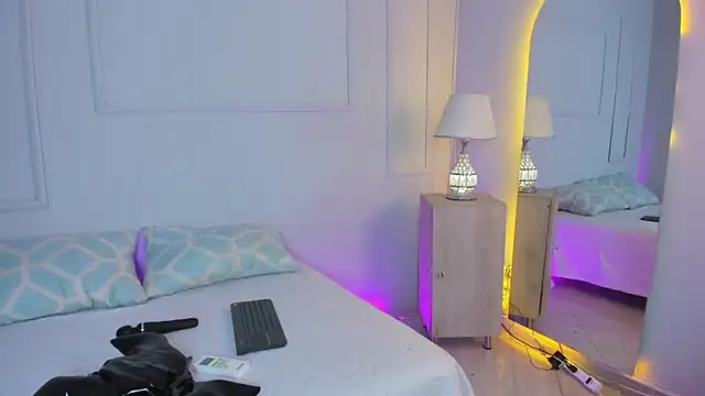 MiaOconner online show from 10-23-25, 09:24