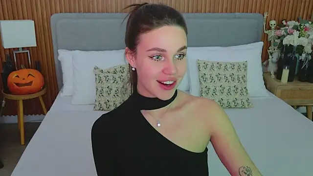 Snapshot of RihannaRose chatting on 10-26-25, 05:08 RihannaRose online show from 10-26-25, 05:08