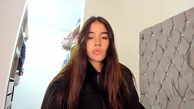 Snapshot of AriaMontgomery chatting on 12-31-24, 04:49 AriaMontgomery online show from 12-31-24, 04:49