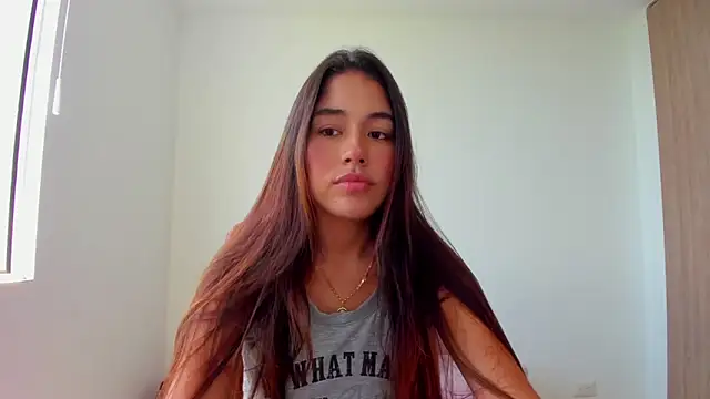 Snapshot of AriaMontgomery chatting on 10-18-25, 04:19 AriaMontgomery online show from 10-18-25, 04:19