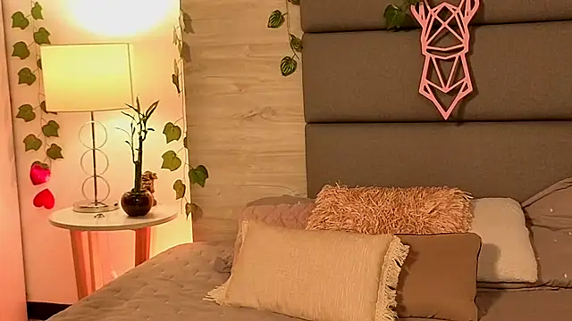 Lily Miiller online show from 10-03-25, 08:17