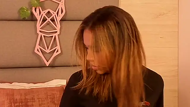 Lily Miiller online show from 10-26-25, 06:58