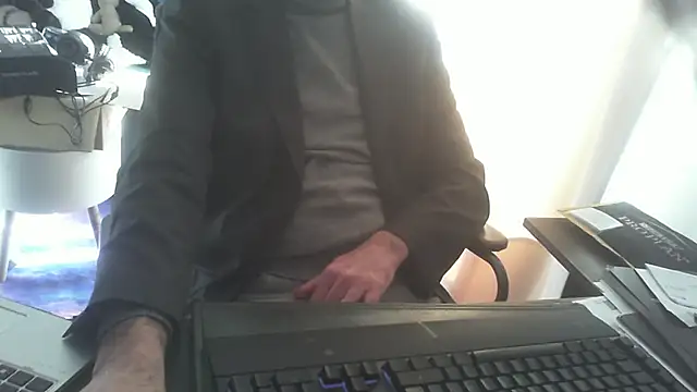 Snapshot of shyfrenchcock1 chatting on 01-31-25, 09:37 shyfrenchcock1 online show from 01-31-25, 09:37